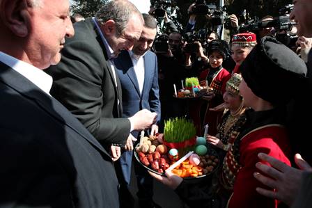 Prezident və baş nazir yumurta döyüşdürdülər- Fotolar